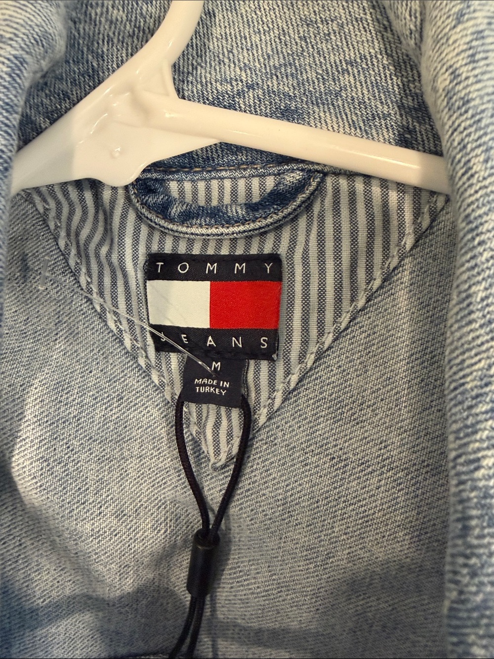 Tommy Hilfiger Light Blue Washed Denim Jacket with Red Trim - Picture 2 of 4